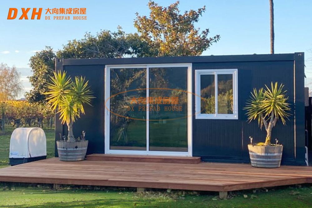 黑色打包箱小屋